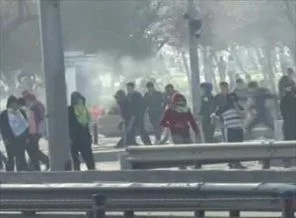 Newroz'dan çıkıp otobüs taşladılar