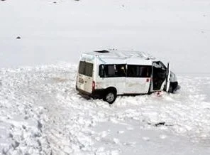 Öğretmen servisi devrildi: 12 yaralı