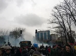 Okmeydanı Hastanesi önünde polise taşlı saldırı