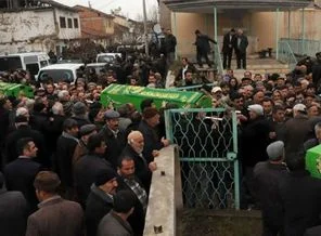 Otomobilde öldürülen 5 kişi defnedildi