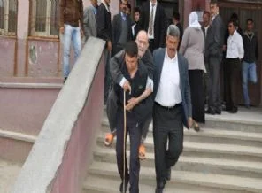 Oy kullanmaya oğlunun sırtında geldi