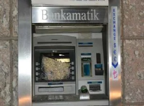 Para çekemeyince bankayı taşladı