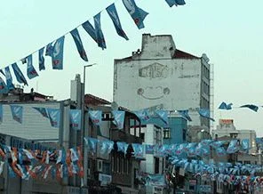 Parti bayrakları ve flamalar toplanıyor