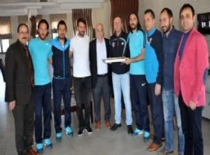 Rakip takımın oteline tatlı götürdüler