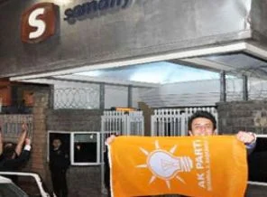 Samanyolu TV önünde sevinç gösterisi