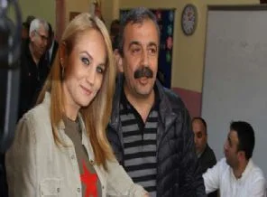 Sırrı Süreyya kendine oy veremedi