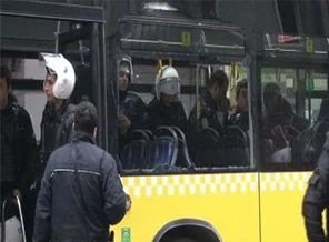 Şişli'de polise taşlı saldırı