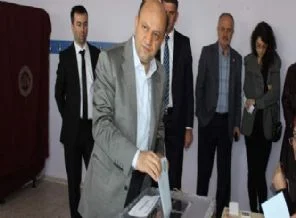 Siyasiler sandık başına gitti