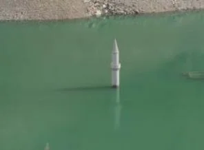Su indi, cami minaresi ortaya çıktı
