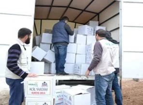 Suriye Babunnur Mülteci kampında yardım dağıtımları