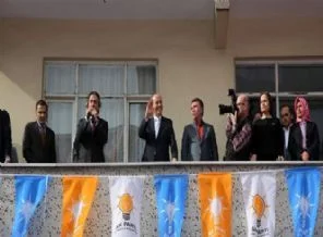 Topbaş balkondan halka seslendi