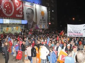 Üsküp'teki seçim kutlamalarında Erdoğan sürprizi