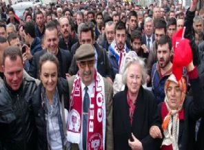Veli Küçük'ü binlerce kişi karşıladı