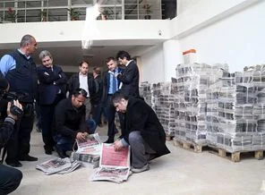 Yasaya aykırı afişlere el konuldu