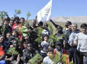 Yetimlerin elinden 4 bin fidan toprakla buluştu