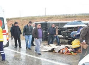 Yolcu otobüsü devrildi: 32 yaralı