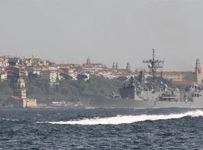 ABD savaş gemisi Boğaz'dan geçti