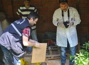 Anne ve babasını 300 parçaya bölmüş