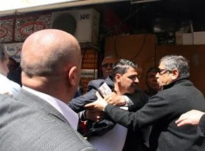 Antalya'da CHP'li gruplar arasında arbede yaşandı