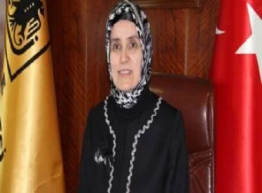 Arınç eleştirilerin hedefindeki rektöre sahip çıktı