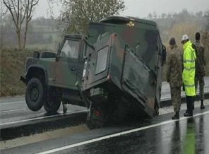 Askeri araç kaza yaptı: 13 yaralı