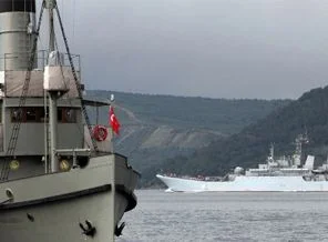 Askeri gemiler Boğaz'dan geçti