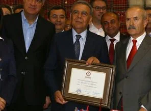 Aziz Kocaoğlu mazbatasını aldı
