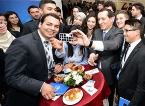 Bakan İşler de selfie rüzgarına katıldı