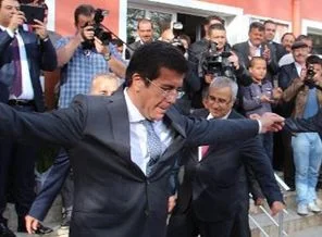 Bakandan sonra oğlu da zeybek oynadı