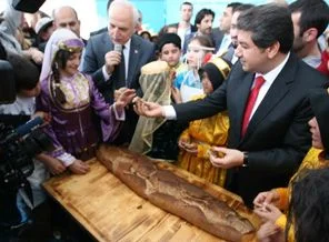 Barış ekmeği Esenler'de pişti
