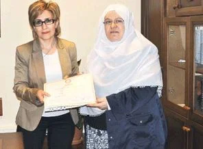 Başkanlık koltuğuna 'şalvarıyla' oturdu