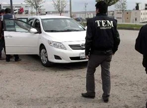 Bomba yüklü otomobil polise takıldı