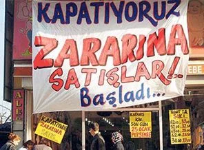 Bu afişi asarken bir kere daha düşünecekler