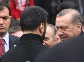 Cami çıkışında Alişan'la sohbet ve sürpriz kare