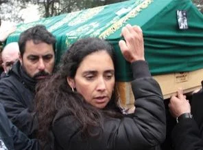 Cenazesini eşi taşıdı