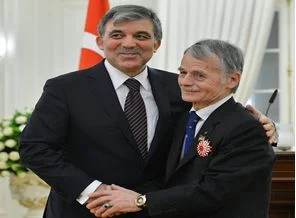 Cumhurbaşkanı Gül nişanı elleriyle taktı