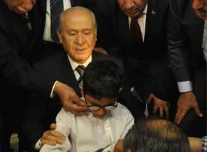 Devlet Bahçeli ikizlere kirvelik yaptı