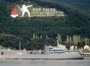 Donanma gemileri Boğaz'dan geçti
