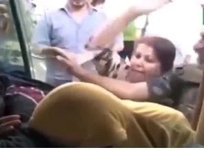 Elleri bağlanmış esirleri kadınlara dövdürdüler!