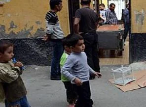 Emekleyerek yola çıkınca bebek...