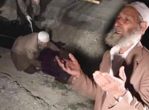 Eşini kaybetti, ellerini açıp yanında duaya durdu!