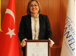 Fatma Şahin mazbatasını aldı