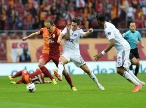 Flaş flaş: Galatasaray taraftarı Florya'yı bastı