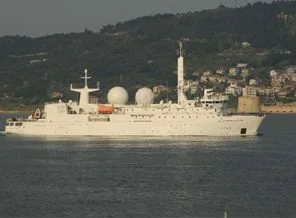 Fransız savaş gemisi boğazdan geçti