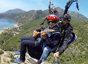 Gökyüzünde türkü söyledi