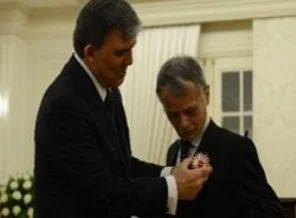 Gül madalya taktı, Putin yasakladı