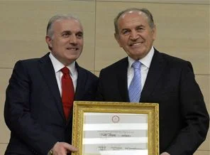 Kadir Topbaş mazbatasını aldı