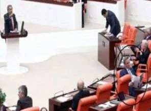 Kamer Genç'e sıradışı protesto