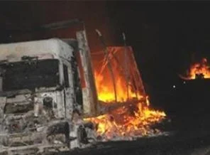 Karakola kum çeken iki kamyonu yaktılar