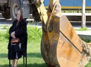 Kepçenin önüne oturdu, inşaat durdu